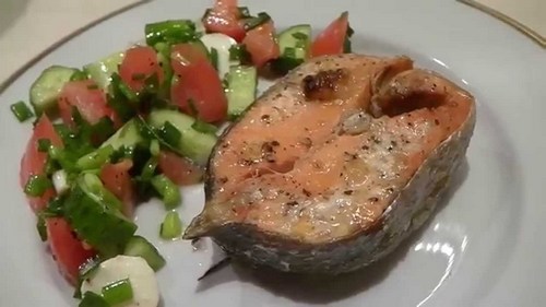 Пошаговый рецепт приготовления красной рыбы на сковороде без добавления масла