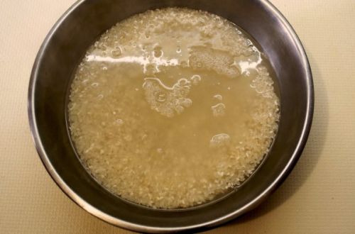 Рис засыпаем в кипяченую воду на 2 минуты, затем воду сливаем
