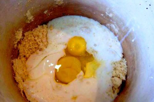 Для приготовления теста замешиваем соду, соль, кефир и яйца