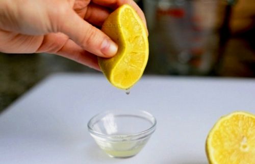 Выдавливаем сок лимона из его половинки, а другую нарезаем тонкими пластиками