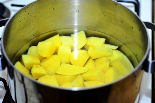 Ставим вариться картофель