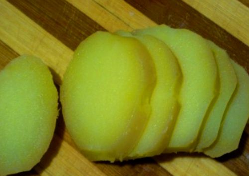 Вареный картофель нарезаем пластинками