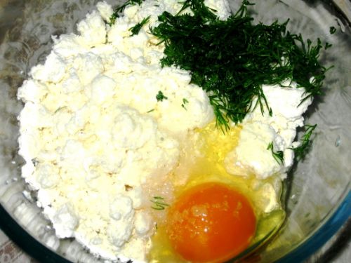 В полученную смесь добавляем яйца и укроп