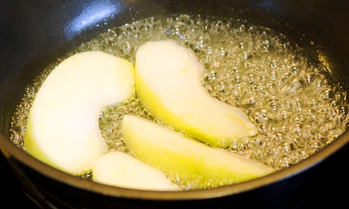 Как карамелизировать яблоки на сковороде