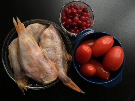 Ингредиенты для красного запеченного окуня с моченой клюквой и солеными помидорами в фольге
