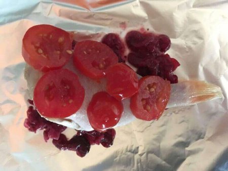 Красный окунь с томатами