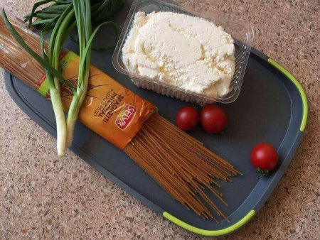Запеканка с творогом и овощами на основе спагетти из цельнозерновой муки